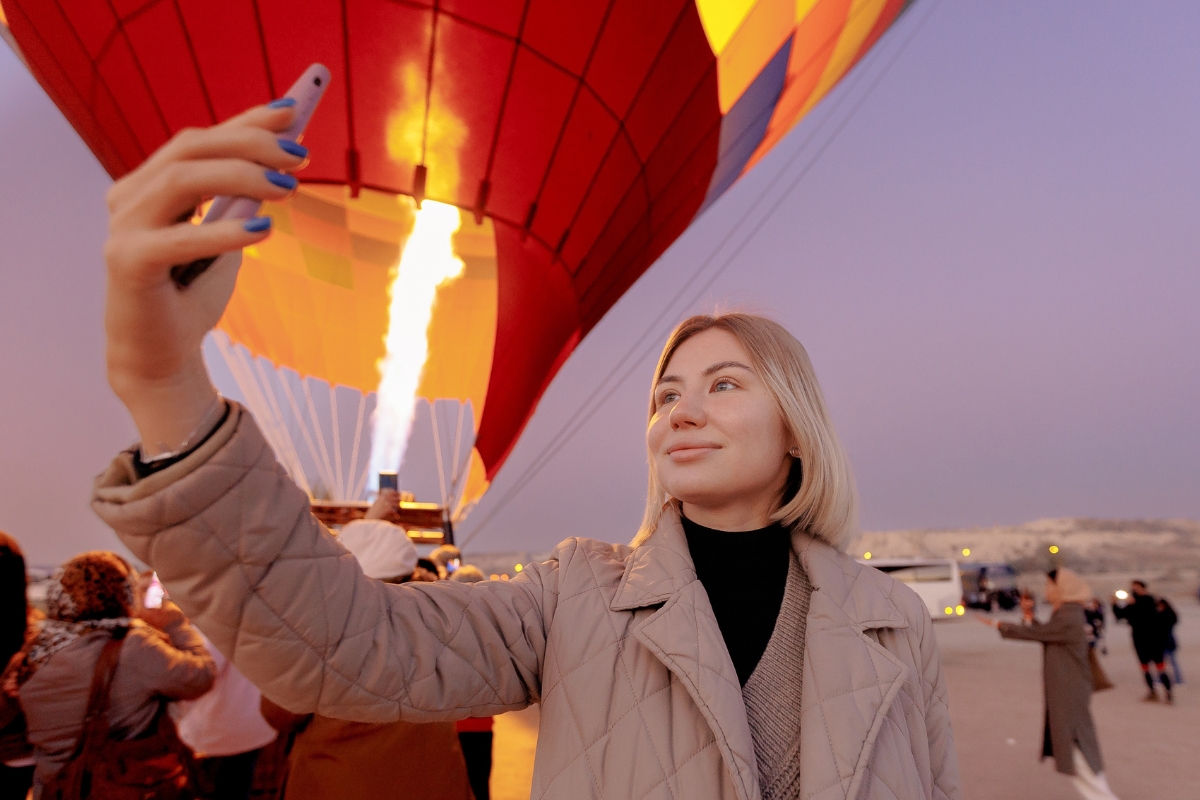 devojka slika selfie, u pozadini balon 